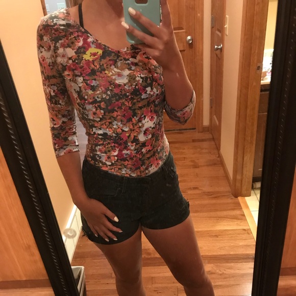 Floral tight fitting top - Picture 2 of 7